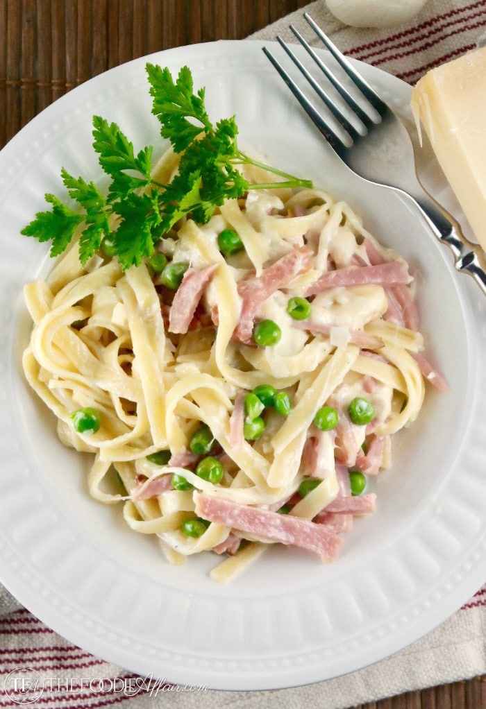 Fettuccini Alfredo with Ham & Peas is rich and creamy! A family favorite meal #fettuccini #alfredo #peas #ham | www.thefoodieaffair.com