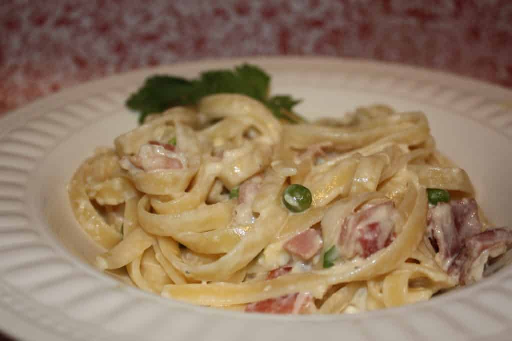 Easy Linguini Carbonara #pasta #linguini #whitesauce | www.thefoodieaffair.com