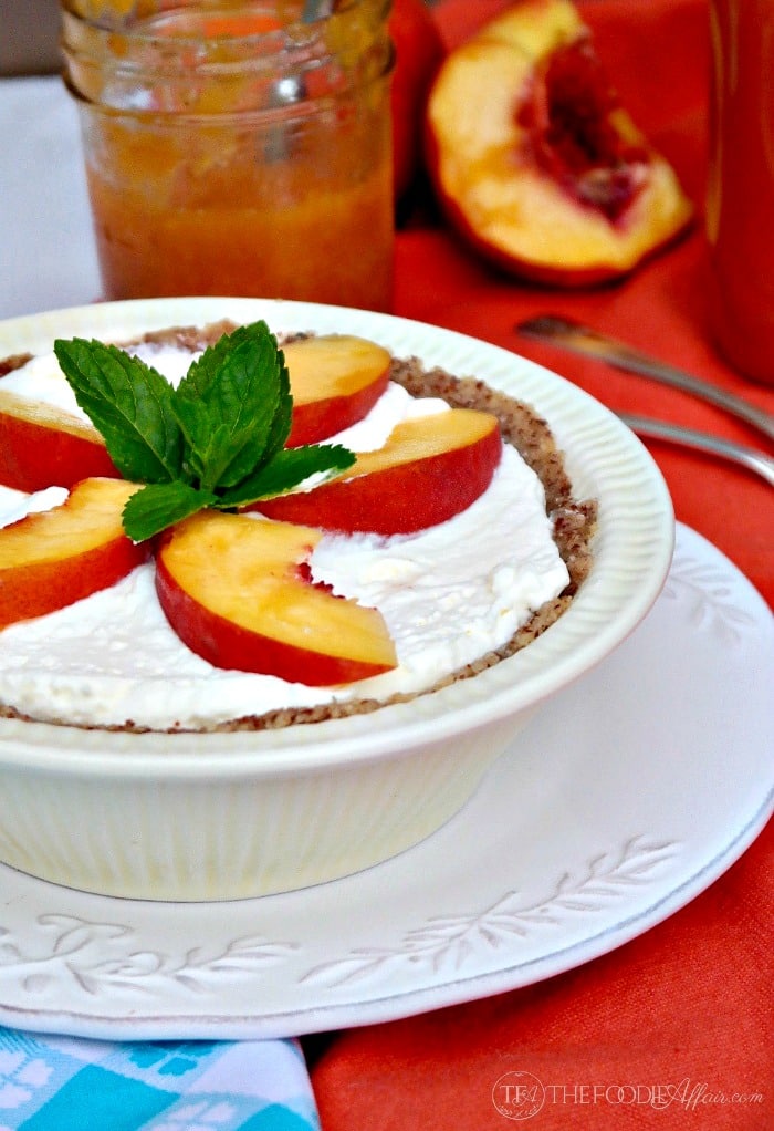 Low Carb No Bake Cream Pie topped with slices of fresh peaches. This grain free pie is only 5 carbs per serving! #keto #pie #cream | www.thefoodieaffair.com